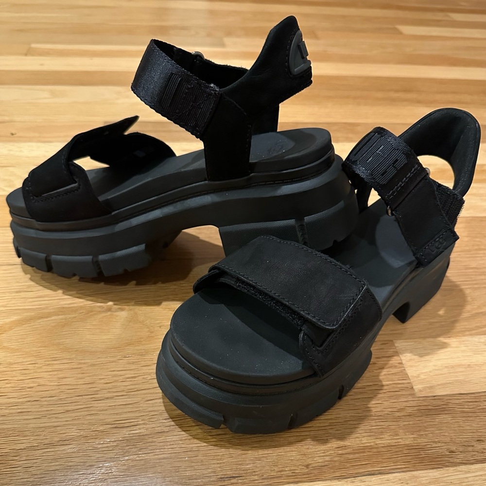 Ugh Ashton Black Platform Sandals - Picture 4 of 6